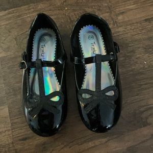 Girls black dress shoe,size 13. Gently used